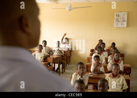 Lehrer Moses Vincent Ikezahu Adressierung seine während einer englischen Klasse, primäre 5, an einer Grundschule in Lagos, Nigeria Stockfoto