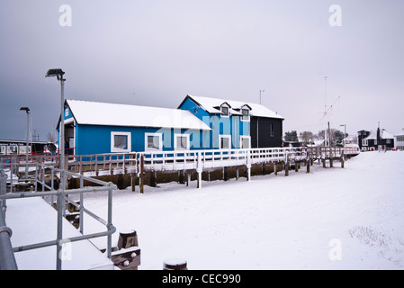 RNLI-Rettungsboot-Bootshaus im Winter bei Roggen Hafen East Sussex UK nach starkem Schneefall Stockfoto