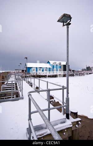 RNLI-Rettungsboot-Bootshaus im Winter bei Roggen Hafen East Sussex UK nach starkem Schneefall Stockfoto