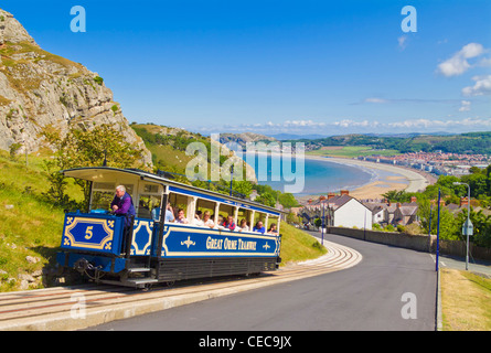 llandudno wales Blaue Straßenbahnfahrt mit Blick auf die Bucht von Llandudno North Wales UK GB Europa Stockfoto