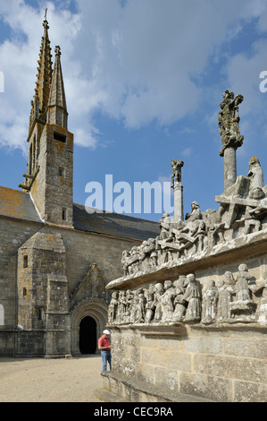 Die Kapelle Notre-Dame-de-Tronoën und Kalvarienberg in Saint-Jean-Trolimon, Finistère, Bretagne, Frankreich Stockfoto