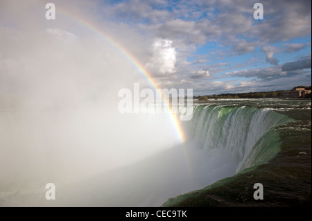 Regenbogen bilden Gischt über den Horseshoe Falls in Niagara Falls. Stockfoto