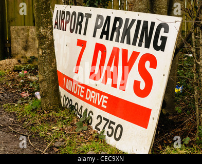 Verfallene Zeichen für Parken am Flughafen Stockfoto