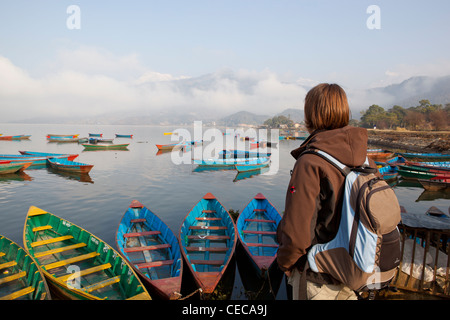 Frau mit Blick auf die bunten Boote am Phewa See Pokhara Nepal Asien Stockfoto