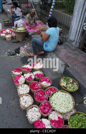 Frau verkaufen Blumen am Straßenrand Marktdorf Yogyakarta Indonesien Stockfoto