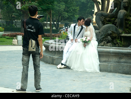 Ein junges Paar in glamourösen Hochzeitskleidung posiert für Fotos in Hanoi, obwohl dies nicht ihren Hochzeitstag Stockfoto