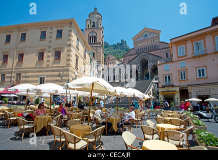 Blick von Street Cafe am Dom St. Andrew, der Piazza del Duomo, Amalfi, Amalfiküste, UNESCO-Weltkulturerbe, Kampanien, Italien, Europa Stockfoto