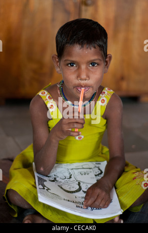 Mädchen mit einem Bleistift im Mund Dorfschule in der Nähe von Jaipur, Rajasthan, Indien Stockfoto