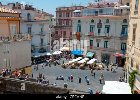 Piazza del Duomo und das Treppenhaus der Dom von Amalfi entfernt, an der Amalfiküste, Amalfi, Weltkulturerbe der UNESCO, Kampanien, Italien, Mittelmeer, Europa Stockfoto