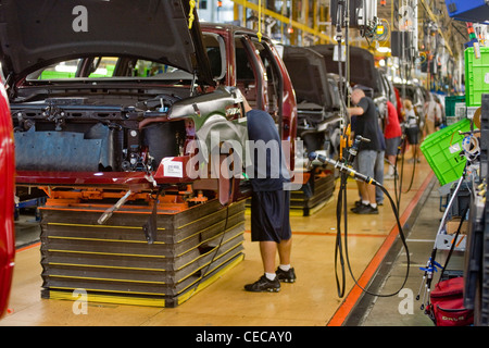 Arbeiter montieren f-150 Pickup-Trucks an der Produktionslinie von Ford River Rouge Endmontage Werk in Dearborn, Michigan Stockfoto