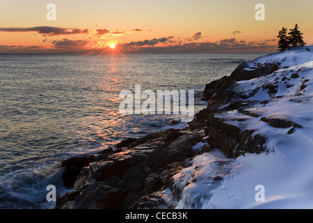 Sonnenaufgang über dem Atlantik im Winter vom in der Nähe von Schoner Kopf auf Maines Acadia National Park gesehen. Stockfoto