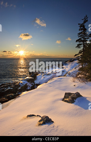 Sonnenaufgang über dem Atlantik im Winter vom in der Nähe von Schoner Kopf auf Maines Acadia National Park gesehen. Stockfoto