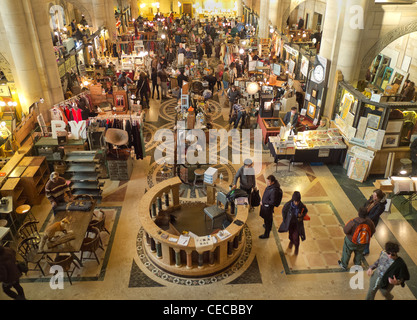 Brooklyn Flea Market in Williamsburg Sparkasse Stockfoto