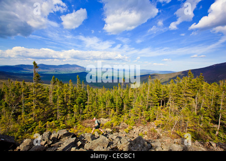 Ein Mann wandert den Appalachian Trail auf Crocker Berg in Stratton, Maine. Stockfoto