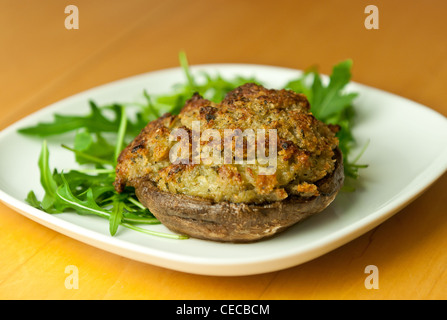 eine Vorspeise mit Pilzen gefüllt mit Stilton mit grünem Salat Stockfoto