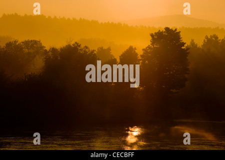 Sonnenaufgang über dem Androscoggin in Bethel, Maine. Stockfoto