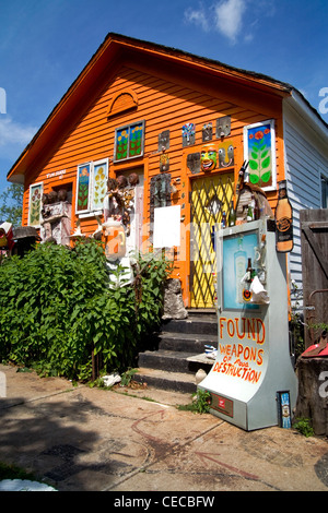 Ein Haus mit bizarre Fundstücke dekoriert ist nur ein Teil des Detroits Heidelberg Projekt, einem Viertel von Volkskunst Stockfoto