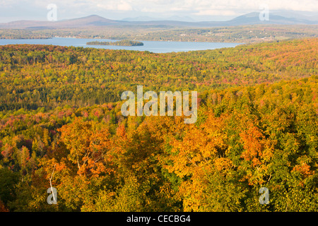 Rangeley Lake vom malerischen Rangeley gesehen übersehen auf Maine 17. Fallen. Stockfoto