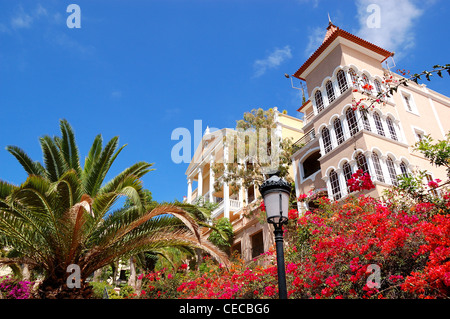 Luxushotel, geschmückt mit Blumen, auf der Insel Teneriffa, Spanien Stockfoto