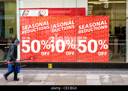 Ein Fenster Reiniger vorbeigehen Verkauf Zeichen in einem Schaufenster in Manchester City Centre, England, UK Stockfoto