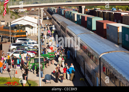 Empire Builder AMTRAK Zug zieht in die Felchen-Depot in Whitefish, Montana, USA Stockfoto