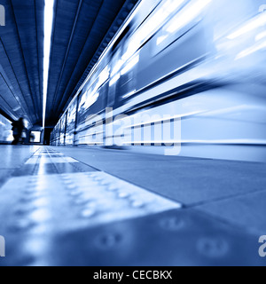 Zug in Motion blur Ankunft zur u-Bahnstation Stockfoto