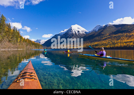 See-Kajak auf Bowman See im Herbst im Glacier National Park, Montana, USA (MR) Stockfoto