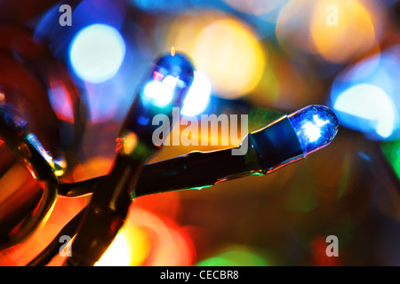 Bunte Glühbirnen und Licht aus der Fokus Stockfoto