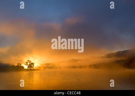 Sonnenaufgang am Morgen brennt durch den Nebel auf dem Missouri River am oberen Missouri River Breaks National Monument, Montana, USA Stockfoto