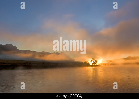 Sonnenaufgang am Morgen brennt durch den Nebel auf dem Missouri River am oberen Missouri River Breaks National Monument, Montana, USA Stockfoto