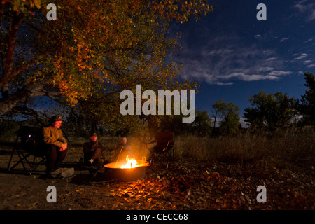 Sitzen um das Lagerfeuer auf Gist unten Campingplatz in den Upper Missouri River Breaks National Monument, Montana, USA Herr Stockfoto