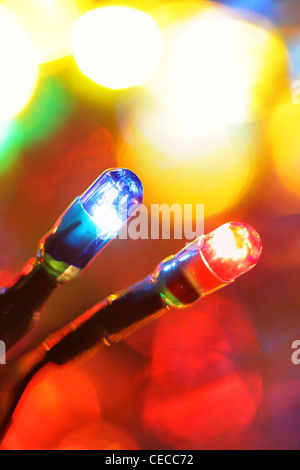 Bunte Glühbirnen und Licht aus der Fokus Stockfoto
