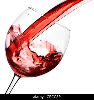 Rot Wein gießen in Glas isoliert auf weißem Hintergrund Stockfoto