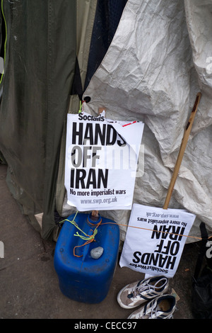 "Hands Off Iran" zu unterzeichnen, in einem Zelt auf dem besetzen London St. Pauls Website UK 2012 KATHY DEWITT Stockfoto