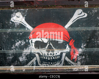 Eine Piratenflagge Totenkopf Piratenflagge im Fenster ein Kanal Lastkahn. Stockfoto