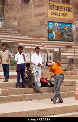 Shivala Ghat, Jungs spielen, Varanasi, Uttar Pradesh, Indien cricket neben Fluss Ganges Stockfoto