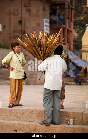 Shivala Ghat, Varanasi, Uttar Pradesh, Indien Mann verkaufen billige Bambusflöten für Touristen Stockfoto