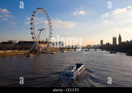 Blick über das London Eye und Westminster als Passagier Bootsfahrten auf der Themse, Central London, England, UK. Stockfoto