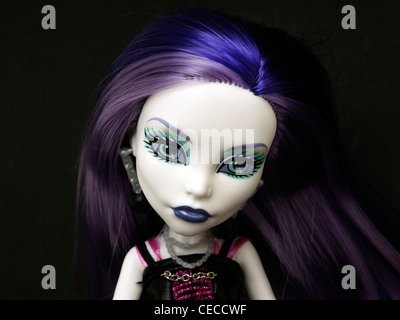 Monster High Puppe Spectra Vondergeist Tochter eines Geistes mit lila Haare und weiße Haut Stockfoto