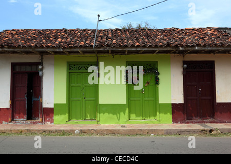 Typische koloniale Hütten und Türen, Villa de los Santos , Azuero Halbinsel , Panama . Stockfoto