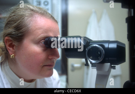 Dr. Marcella Votruba, die die Ursache der beherrschenden Optic Atrophie, Moorfields Eye Hospital, London, Vereinigtes Königreich entdeckt. Stockfoto