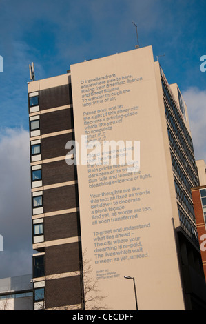 Was wenn? Ein Gedicht von Andrew Motion auf der Seite ein Sheffield Hallam Universität Gebäude, Sheffield South Yorkshire UK Stockfoto