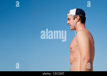 Ein Surf-Lebensretter Schwimmer auf dem Meer zu beobachten.  Bondi Beach, Sydney, New South Wales, Australien Stockfoto