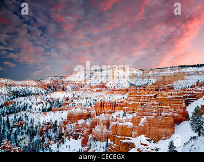 Schnee und Sonnenuntergang in Bryce-Canyon-Nationalpark, Utah Stockfoto