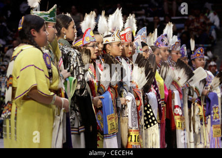 Albuquerque, New Mexico. Teilnehmer in The Gathering of Nations, eine jährliche Veranstaltung, die als die größte Powwow in der ganzen Welt präsentiert. Stockfoto