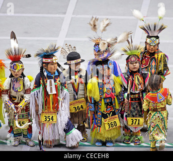 Albuquerque, New Mexico. Teilnehmer in The Gathering of Nations, eine jährliche Veranstaltung, die als die größte Powwow in der ganzen Welt präsentiert. Stockfoto