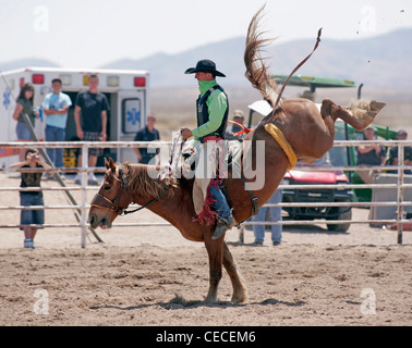 Socorro, New Mexico, USA. Konkurrent in der Bronco Reiten Veranstaltung während der jährlichen Rodeo statt in Socorro, New Mexico. Stockfoto