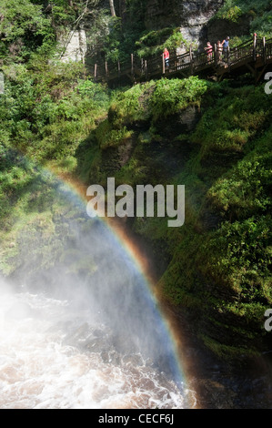 Regenbogen im Wasserfall Spray in Bushkill wichtigsten fällt in den Poconos in der Nähe von Delaware Water Gap, Pennsylvania. Stockfoto