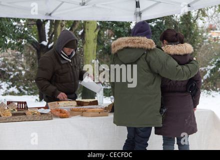 Kuchen Stall - Stadt & Land Sonntag Bauern Markt - Alexandra-Schlosspark - Muswell Hill - London Stockfoto