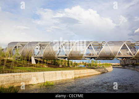 Blick auf die Perrault-Brücke über den Fluss Manzanares in Madrid, in der Nähe Stockfoto